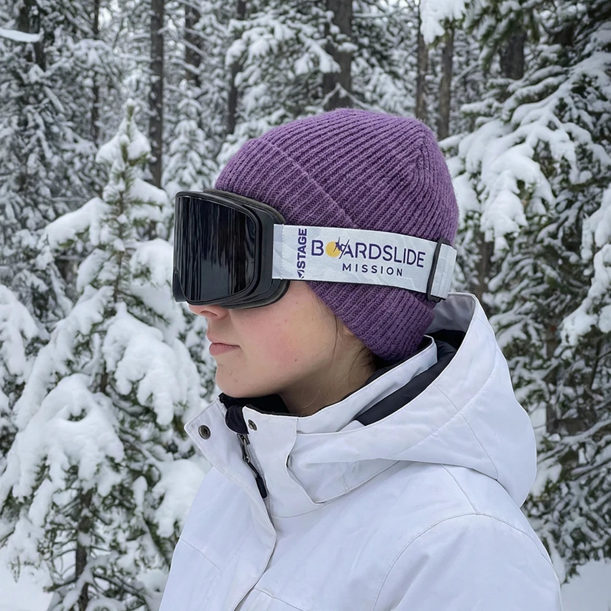 boardslide-mission_prop-black-goggle_mirror-chrome-smoke_woman_purple-beanie_2048x2048_b76812ad-cf6e-4b4d-bcb1-190befc25be7.webp